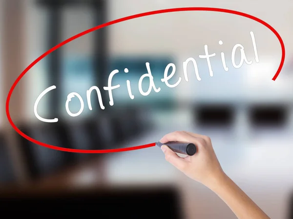 Woman Hand Writing Confidential Con Marcador Sobre Tablero Transparente Aislado — Foto de Stock