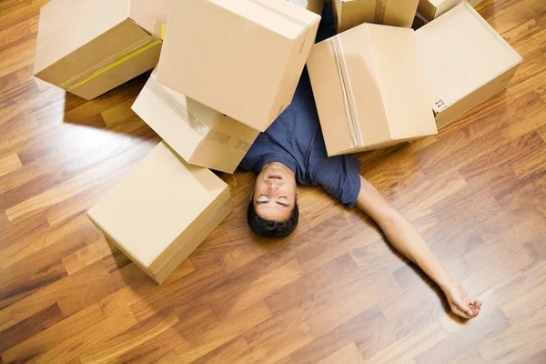 Vista Ángulo Alto Del Joven Que Duerme Debajo Cajas Móviles — Foto de Stock