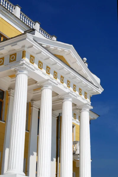 Pórtico Clásico Con Columnas Blancas Versión Vertical — Foto de Stock