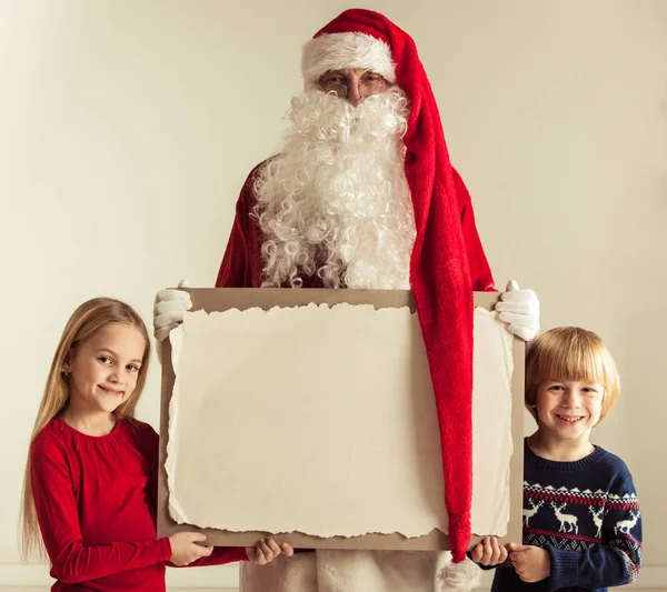 Santa Claus Con Niños Sosteniendo Cartelera Papel Vintage Con Espacio — Foto de Stock