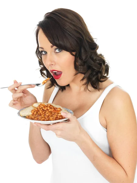 Mujer Joven Saludable Comiendo Frijoles Horneados Tostadas — Foto de Stock