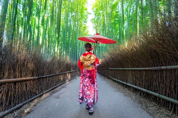 Floresta Bambu Mulher Asiática Vestindo Quimono Tradicional Japonês Floresta Bambu — Fotografia de Stock