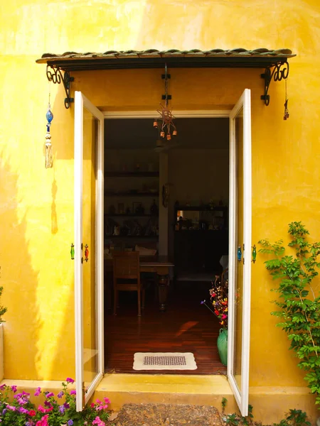 Gele Huis Muur Met Geopende Deur Bloem — Stockfoto