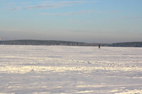 機器と釣りの氷上フィッシャーマンズ — ストック写真