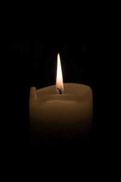 在黑色背景上隔离的蜡烛火焰 — 图库照片