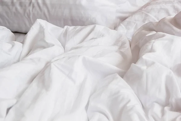 長い夜に寝てから寝室でしわ乱雑な毛布とベッドの上白い枕の上から見る — ストック写真