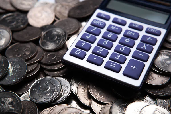 Uang Dalam Bentuk Koin Dengan Kalkulator Menutup — Stok Foto