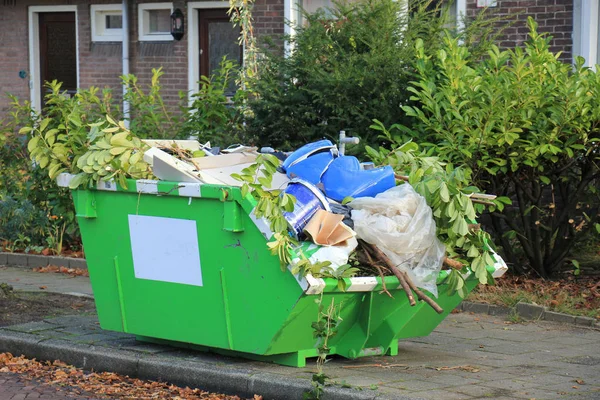 Loaded Dumpster Construction Site Home Renovation — Stock Photo, Image