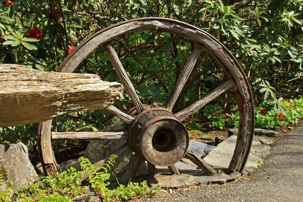 Altes Hölzernes Wagenrad Als Gartenschmuck — Stockfoto