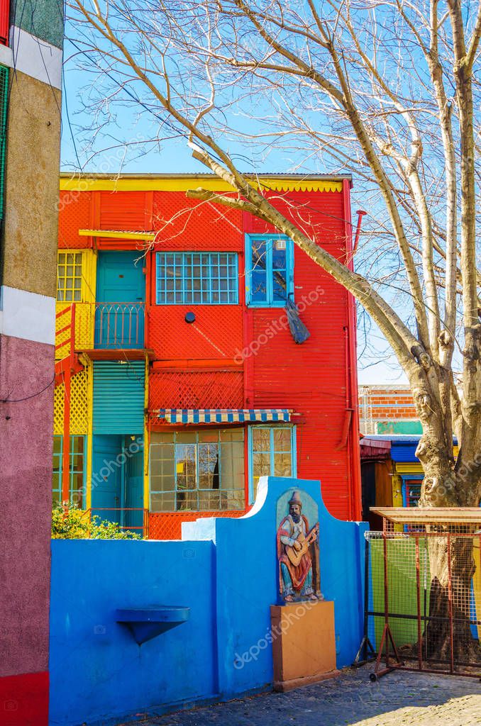 Edificio de colores brillantes en el barrio de La Boca en Buenos Aires