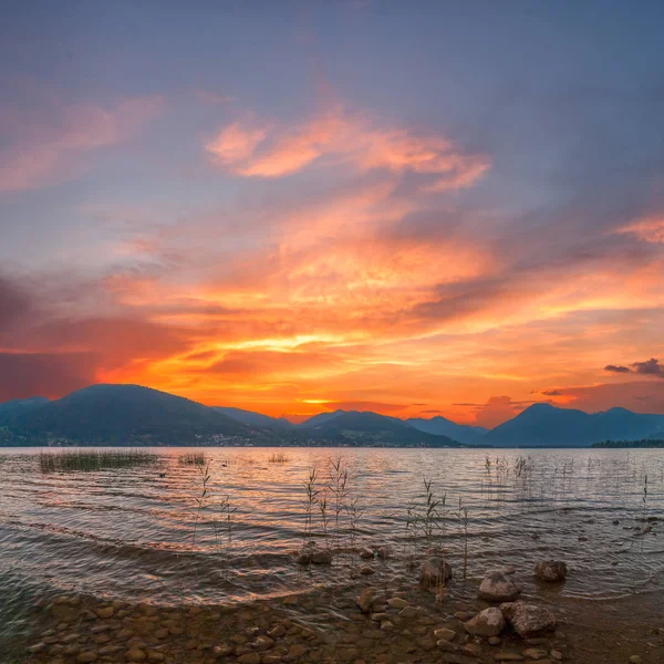 Warna Matahari Terbit Danau Dengan Awan Megah Pegunungan Alpes Latar — Stok Foto