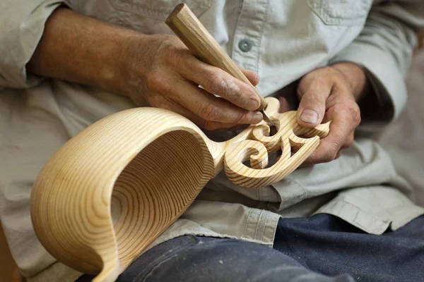 主木雕刻师使用一个特殊的刀木国家菜 一个包与图案手柄 手的特写片段 — 图库照片