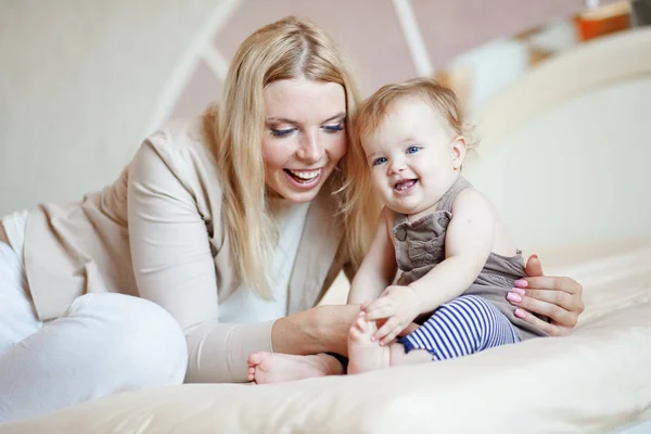 Madre Con Bebé Casa — Foto de Stock