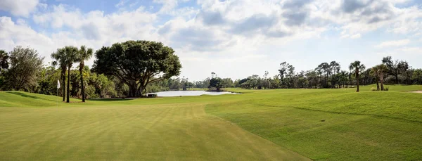 Estanque Césped Verde Exuberante Campo Golf Con Árboles — Foto de Stock