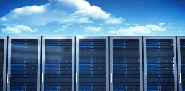 服务器塔对付明亮的蓝天与白云 — 图库照片