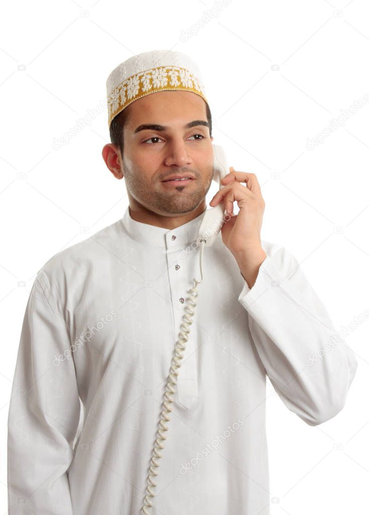 Empresario Mestizo Arabe Italiano Telefono Lleva Una Tunica Blanca Tradicional Foto de stock YAYImages 261938540