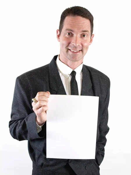 一个男人宽广微笑着握住一个空白的白色标志 — 图库照片