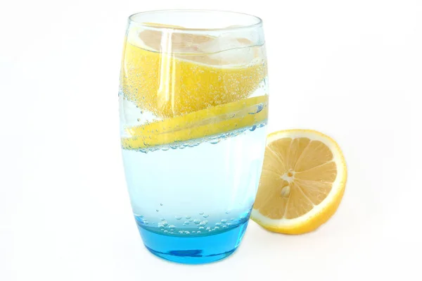 ミネラルウォーターと氷のグラスにレモン — ストック写真