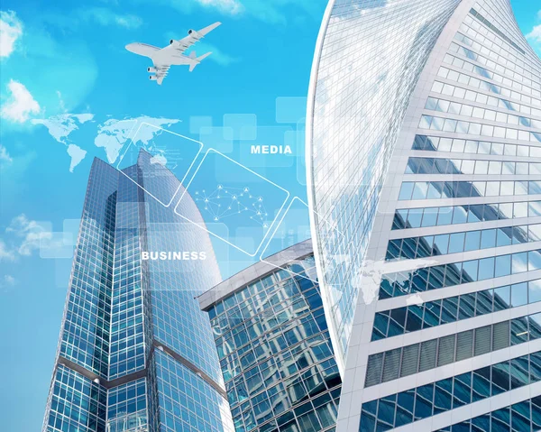Будівлі Світовою Картою Реактивним Літаком Фоні Блакитного Неба — стокове фото