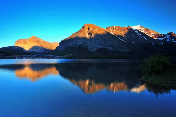 Захід Сонця Над Гори Relections Від Озера Swiftcurrent Монтана — стокове фото