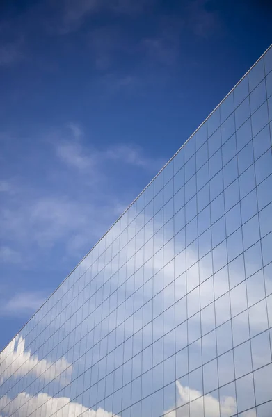 Edificio Oficinas Cielo Azul Claro Con Reflejo Paisaje Nublado — Foto de Stock