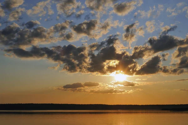 湖の水の明るい風光明媚な夕日 — ストック写真