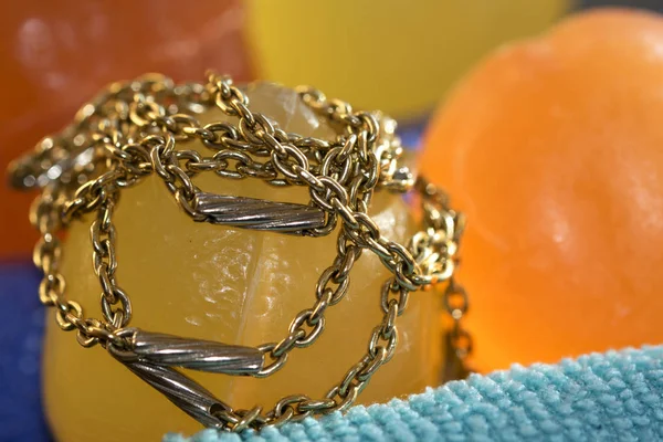 Золотое Ожерелье Браслет Подошли Некоторым Цветным Мылом Ванны Концепции Оздоровления — стоковое фото