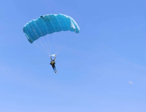 Een Blauwe Parachute Een Zonnige Dag — Stockfoto