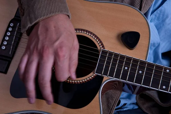 Gitarrenspiel Hand Hand Mit Streichern Und Strumpftechnik — Stockfoto