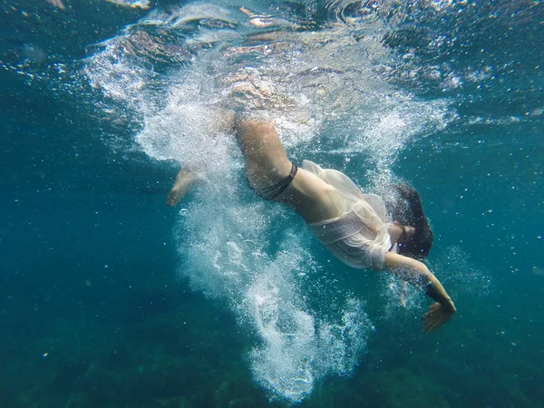 Unterwasserfoto Eines Menschen Der Blaues Meerwasser Taucht — Stockfoto