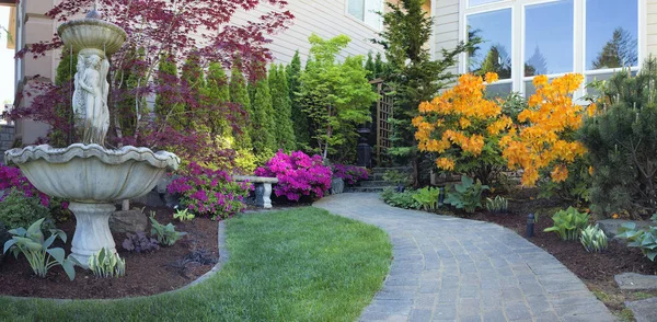 Gartengestaltung Mit Brunnen Und Ziegelsteinpflasterweg Mit Blühenden Azaleen — Stockfoto