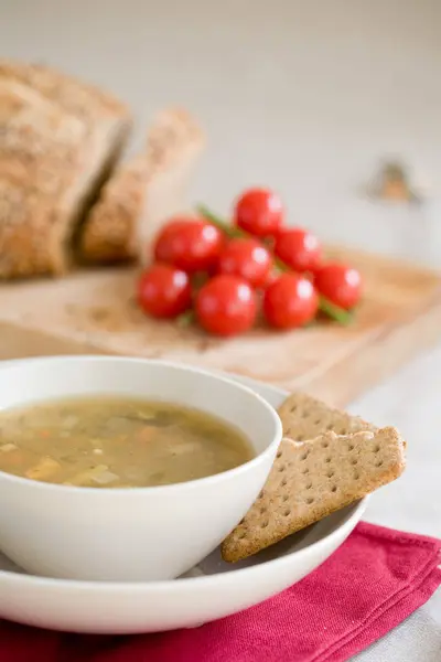 Cuenco Saludable Sopa Verduras Con Galletas Saladas —  Fotos de Stock