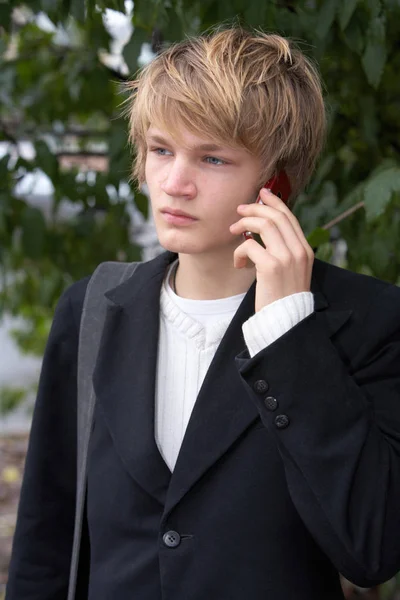 Adolescente Usando Teléfono Móvil Parque Ciudad —  Fotos de Stock