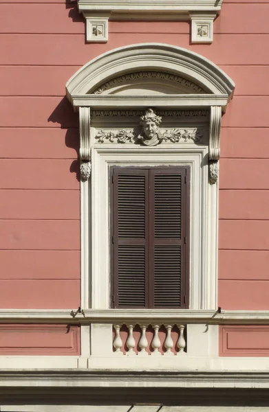 Vieja Ventana Decorada Con Persianas Roma Arquitectura — Foto de Stock