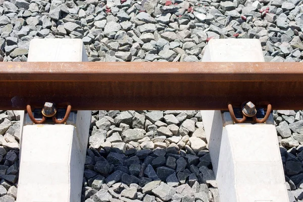Die Nahaufnahme Eines Neu Verlegten Gleises Mit Untergrund Und Schotter — Stockfoto