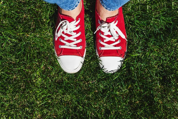 Nogi Stare Czerwone Trampki Zielonej Trawie Widok Góry Pojęcie Młodzieży — Zdjęcie stockowe