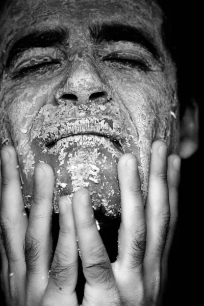 Visão Perto Das Mãos Homem Removendo Máscara Rosto — Fotografia de Stock