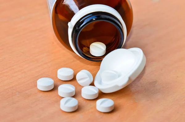 Tabletki Wyciekają Butelki Tabletkach — Zdjęcie stockowe