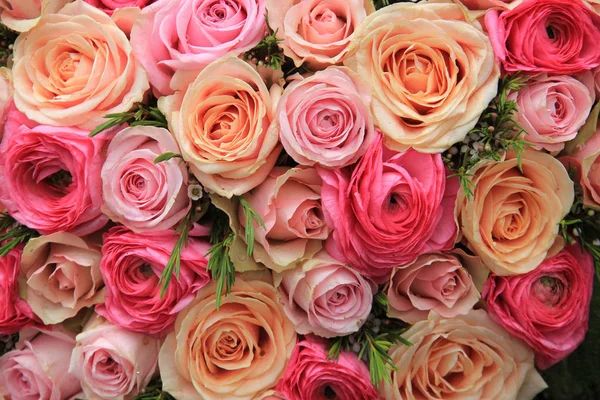 Ροζ Τριαντάφυλλα Και Παιώνιες Ένα Μικτό Νυφικό Μπουκέτο — Φωτογραφία Αρχείου