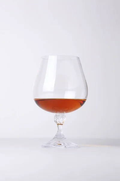 Glas Cognac Een Witte Achtergrond — Stockfoto