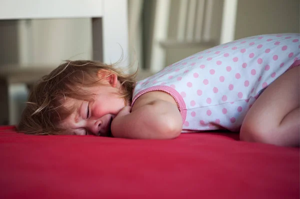 病気の赤ん坊の女の子は熱でベッドに横たわって泣いて — ストック写真