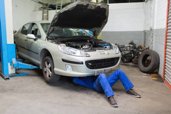 Mužské Mechanik Pracující Pod Auto Garáži — Stock fotografie