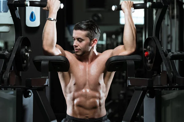 Pazı Için Ağır Egzersiz Yaparak Erkek Vücut Geliştirmeci — Stok fotoğraf