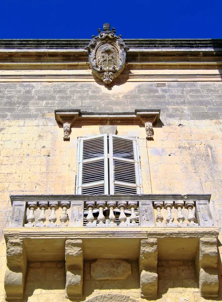 在地中海岛马耳他的中世纪宫殿上将巴洛克式建筑强加于人 — 图库照片