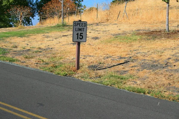 Límite Velocidad Señal Tráfico Junto Una Carretera — Foto de Stock