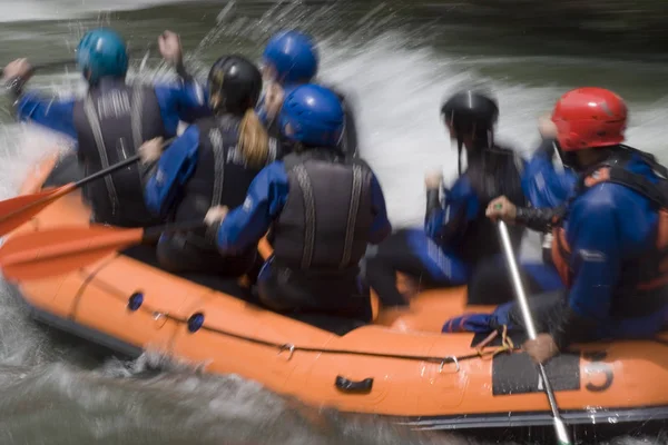 Bir Dağ Nehrinde Rafting Tripod Uzun Pozlama Süresi Ile Hareket — Stok fotoğraf