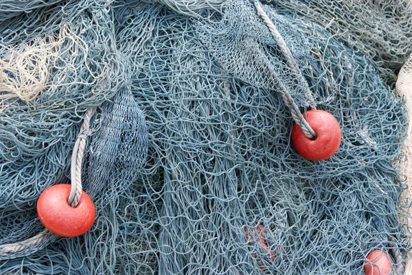 Red Pesca Color Azulado Con Bolas Rojas — Foto de Stock