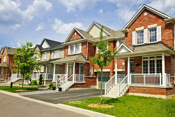 Suburban Woonstraat Met Rij Van Rode Bakstenen Huizen — Stockfoto