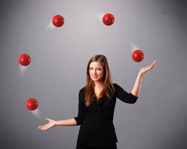 Bonita Joven Pie Haciendo Malabares Con Bolas Rojas — Foto de Stock