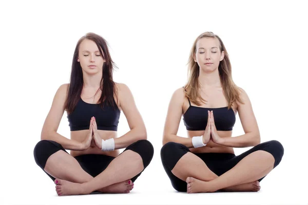 Dos Mujeres Jóvenes Sentadas Suelo Practicando Yoga Aisladas Blanco —  Fotos de Stock